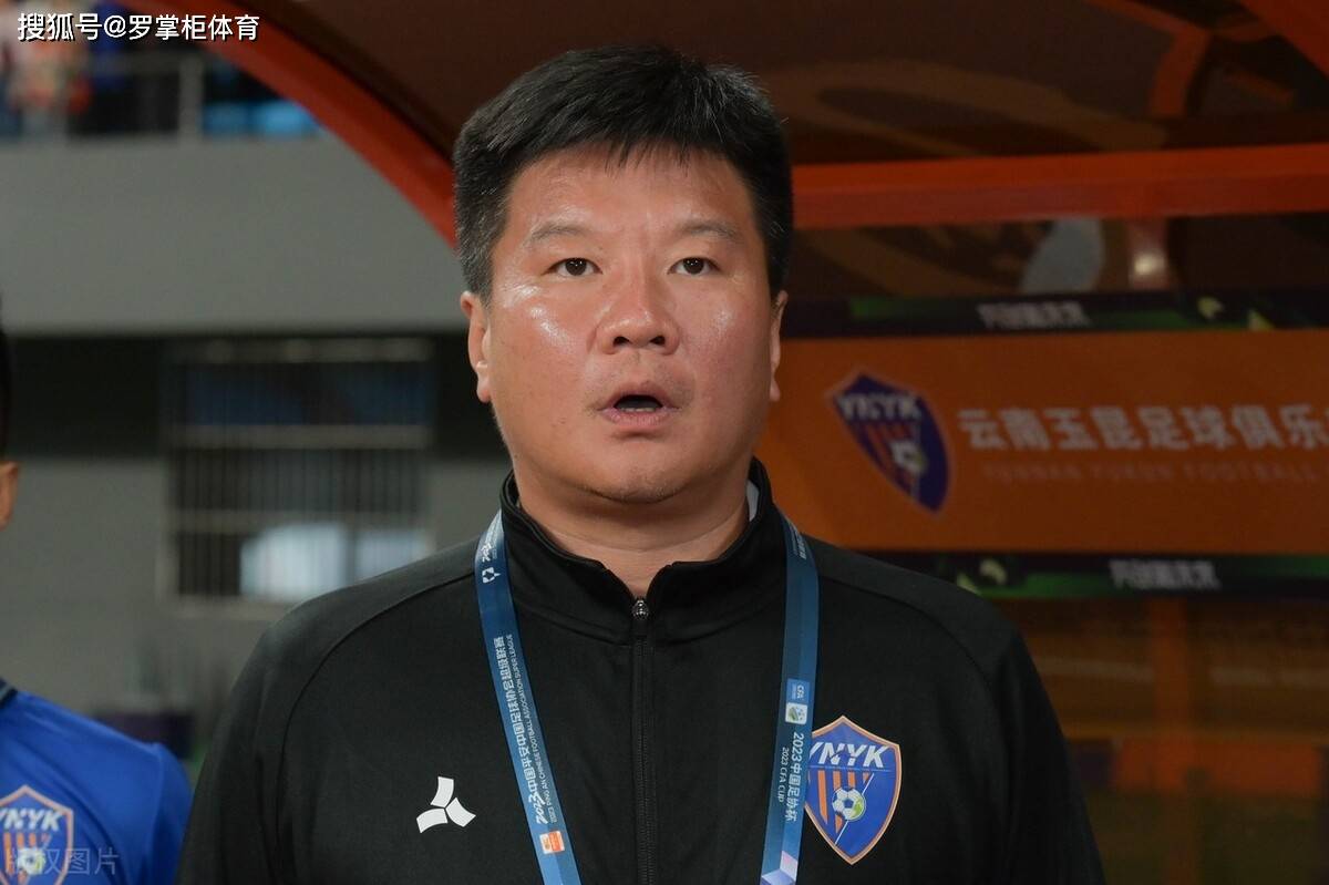 他曾是大连队主力门将，如今当打之年却只能踢中甲，让