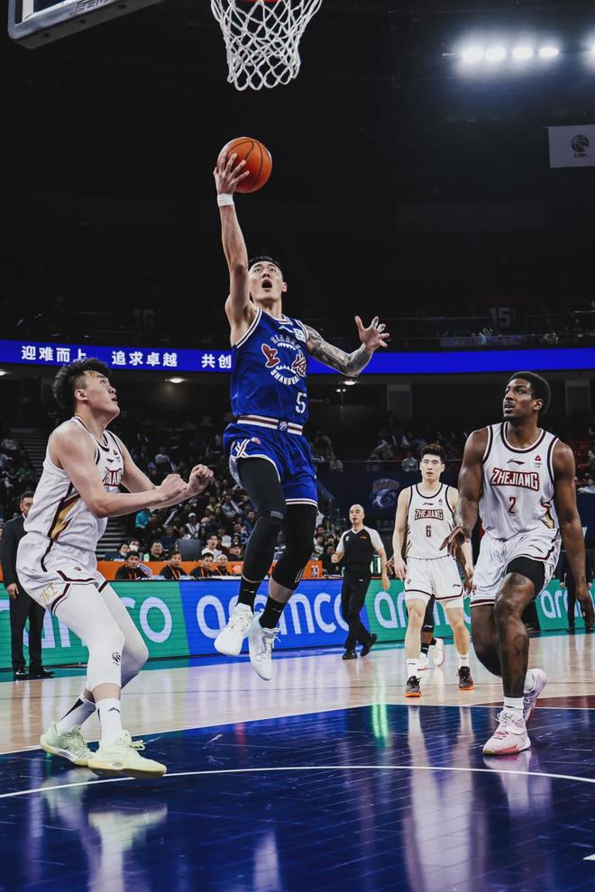 天博体育入口-CBA俱乐部杯首场比赛上海久事大鲨鱼以88:84获胜