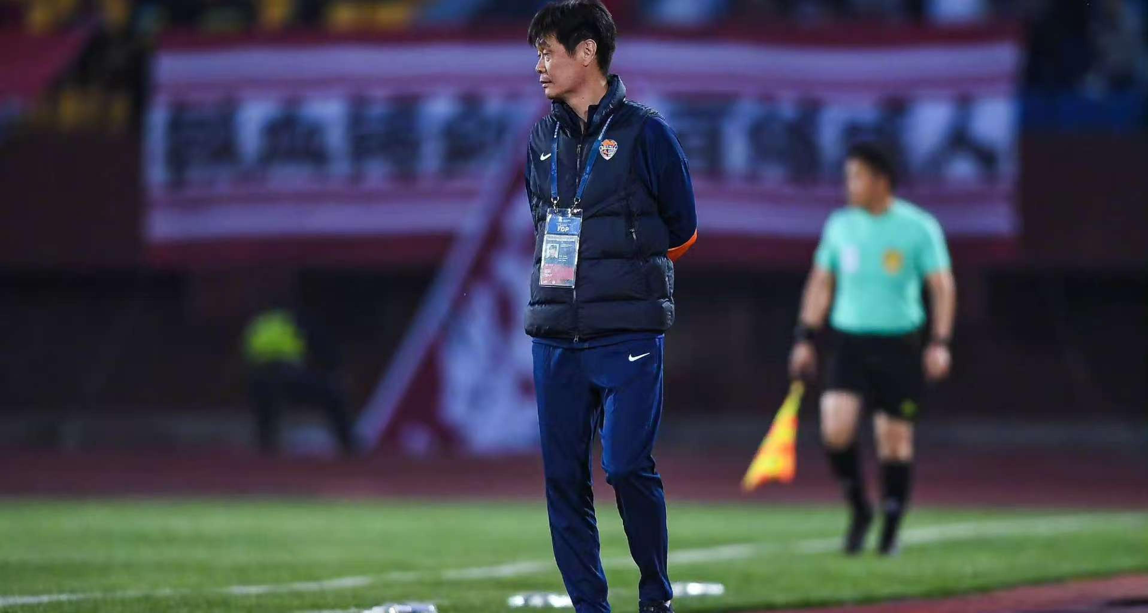 海牛后防送大礼，三镇2-0拼下保级战，李霄鹏苦笑一只脚踏入中甲