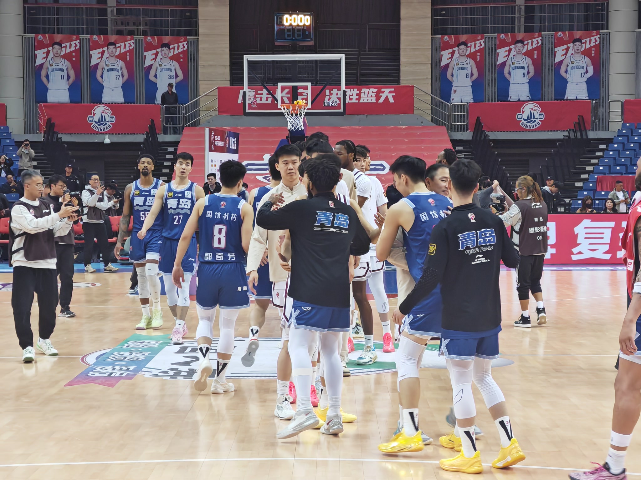 天博体育平台-青岛队主场失利，球队士气低迷难翻盘