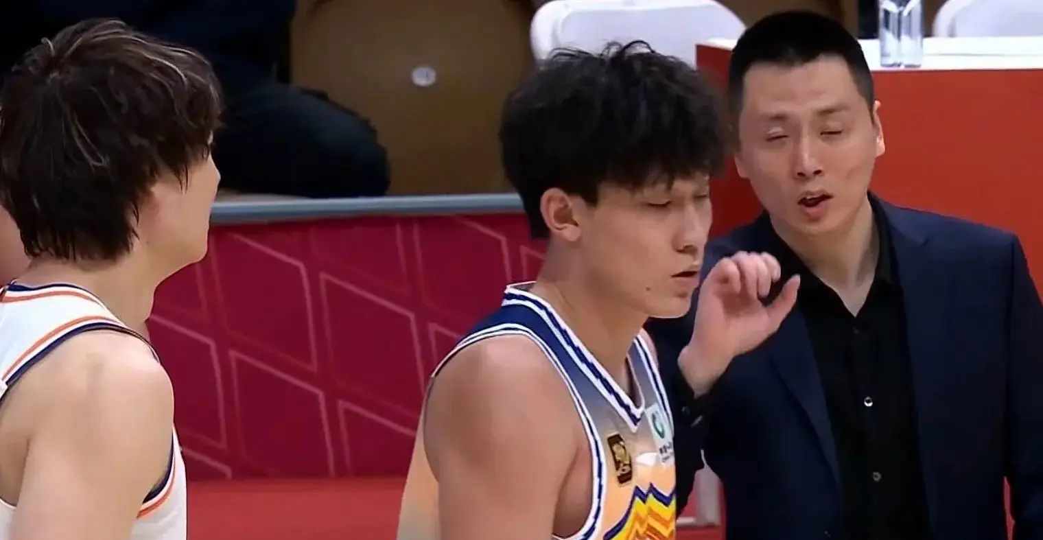 新疆男篮大比分战胜对手，战术相得益彰