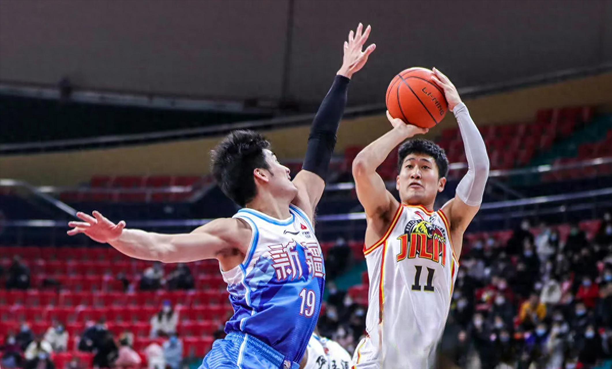 新疆男篮大比分战胜对手，战术相得益彰